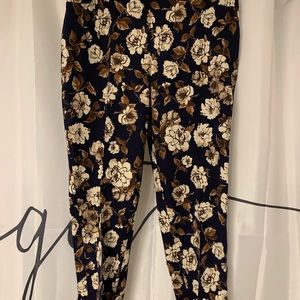 Printed trouser type pant in a fun floral print.